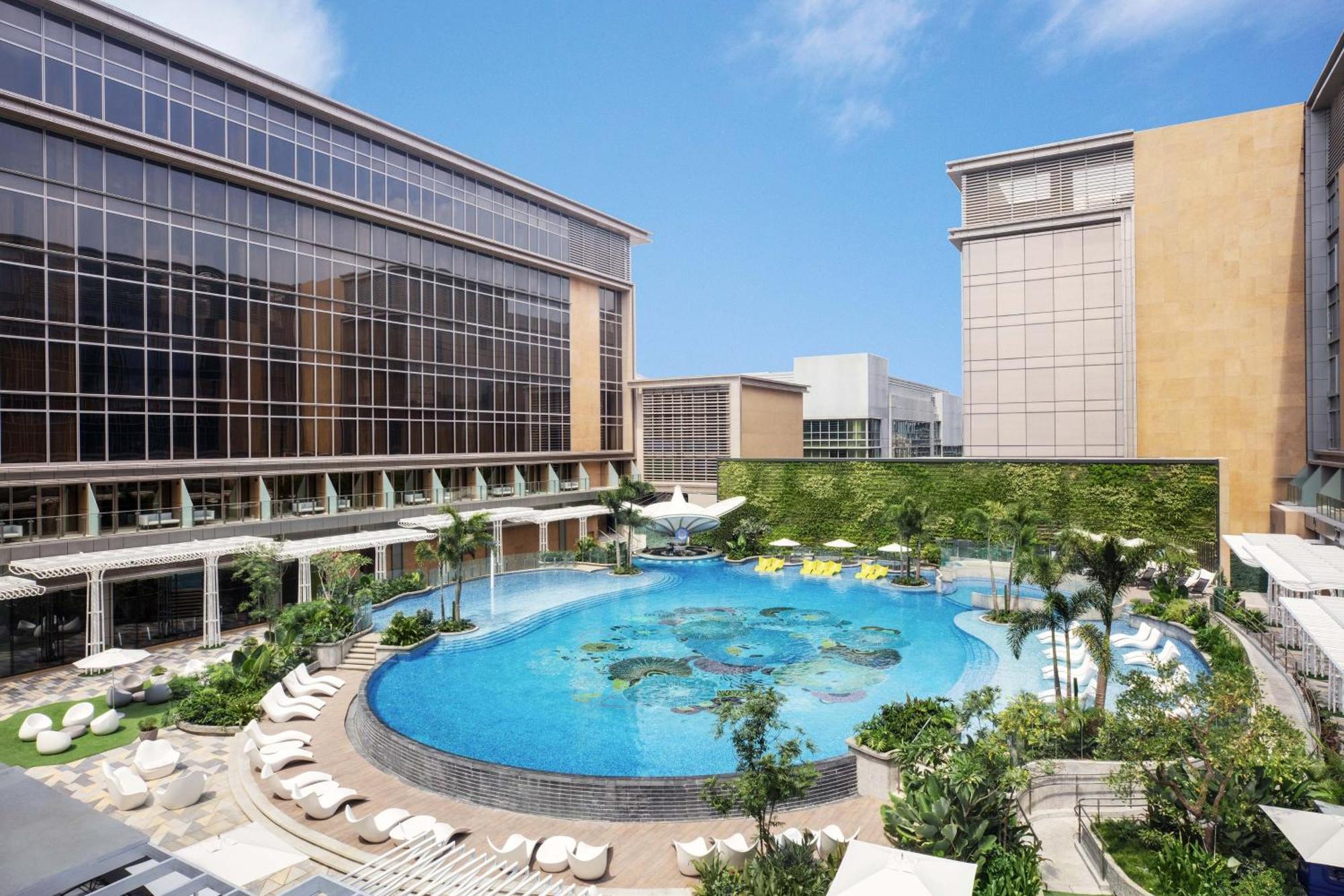 Sheraton Manila Hotel Exterior photo